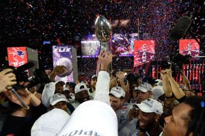 sb49-patriots-lombardi-trophy-dm